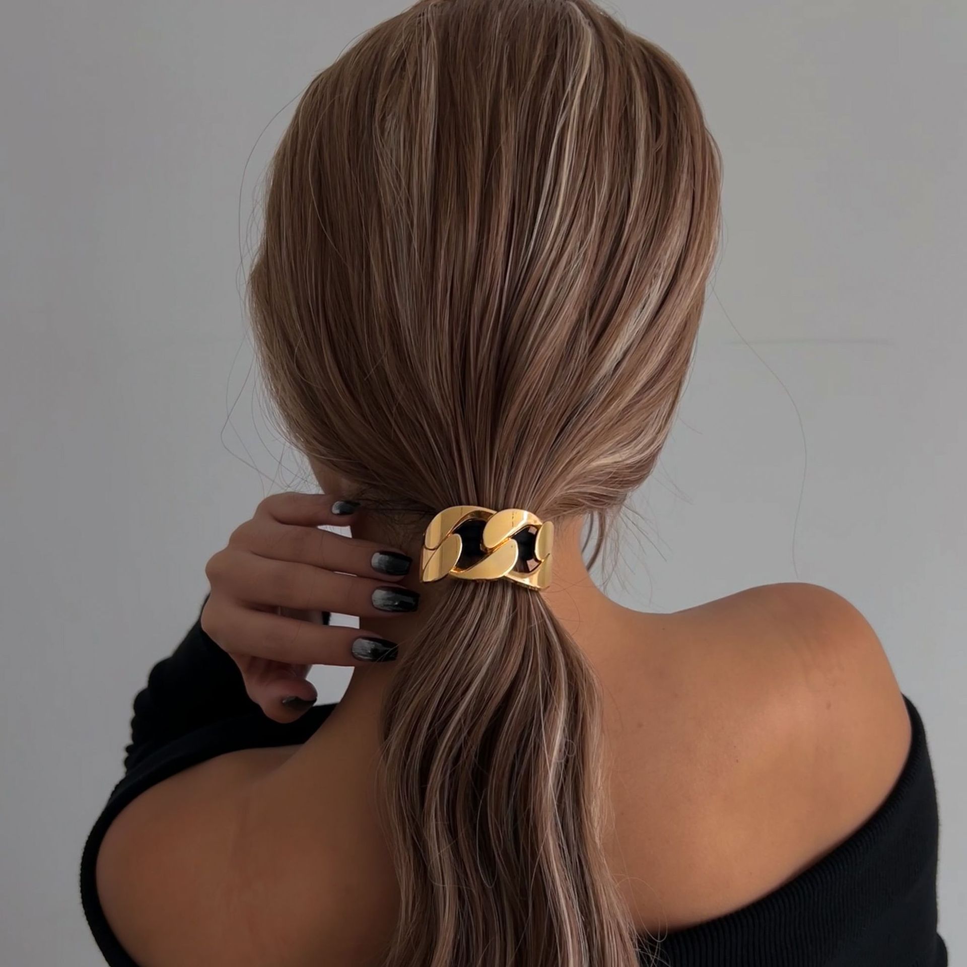 Minimalist and cold style metal hair tie and hair band 2024 new French high-end ponytail hair tie and hair accessory Application Scenario