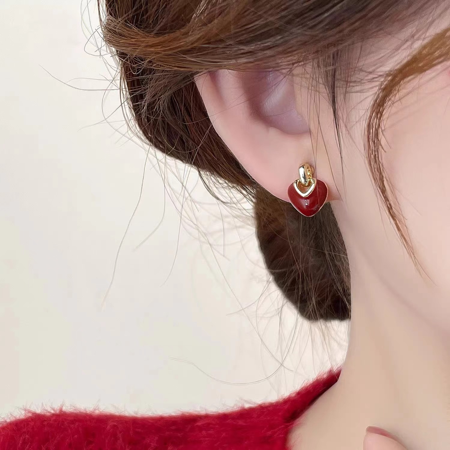 French retro enamel heart-shaped oil stud earrings, a niche design for women, elegant, light luxury, high-end and versatile earrings and earrings full figure
