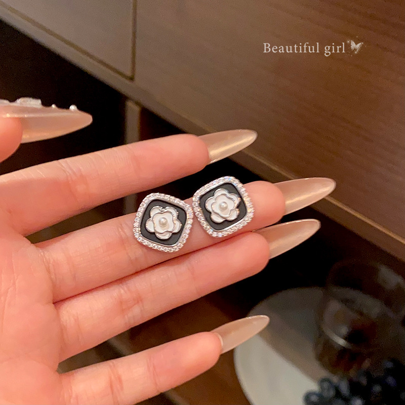 French Champs-style pearl flower earrings for women, retro Hong Kong style, high-end feel, square stud earrings, light luxury, internet-famous earrings full figure