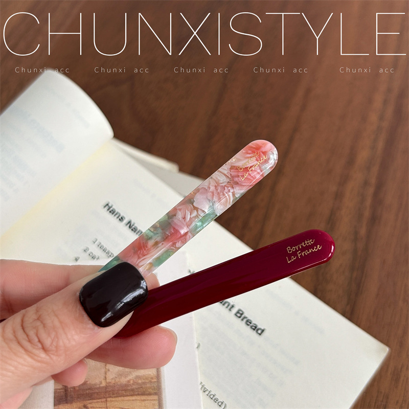 French small hair clips, Korean black edge clips, one-line clips, duckbill clips, Burgundy bangs clips, and simple headwear Application Scenario