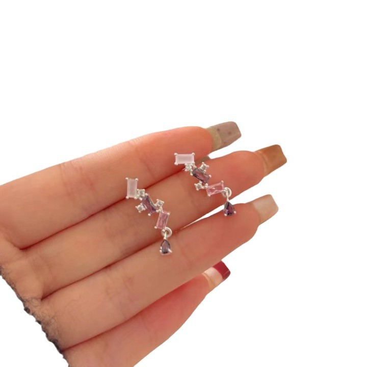 The pink and purple gradient irregular zircon stud earrings have a niche design sense. They are small, luxurious, high-end and versatile earrings that can make your face look good Item Picture