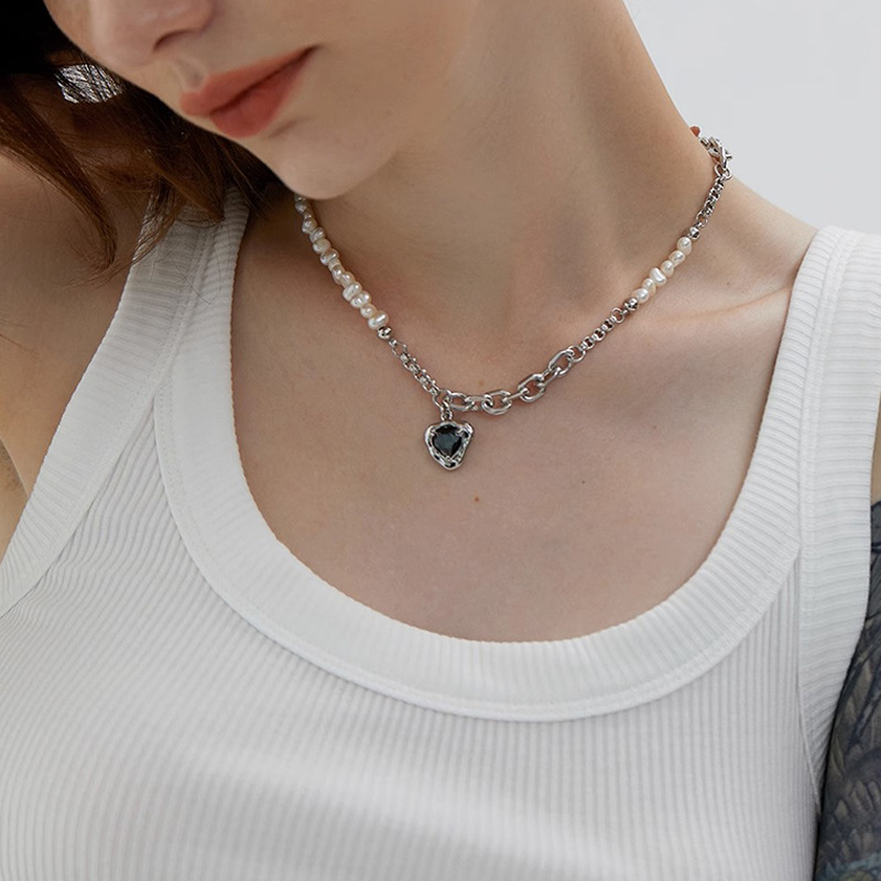 Sweet, cool, fashionable and casual chain pearl heart-shaped necklace for women, black neutral patchwork sweater chain, new style in 2024 Application Scenario
