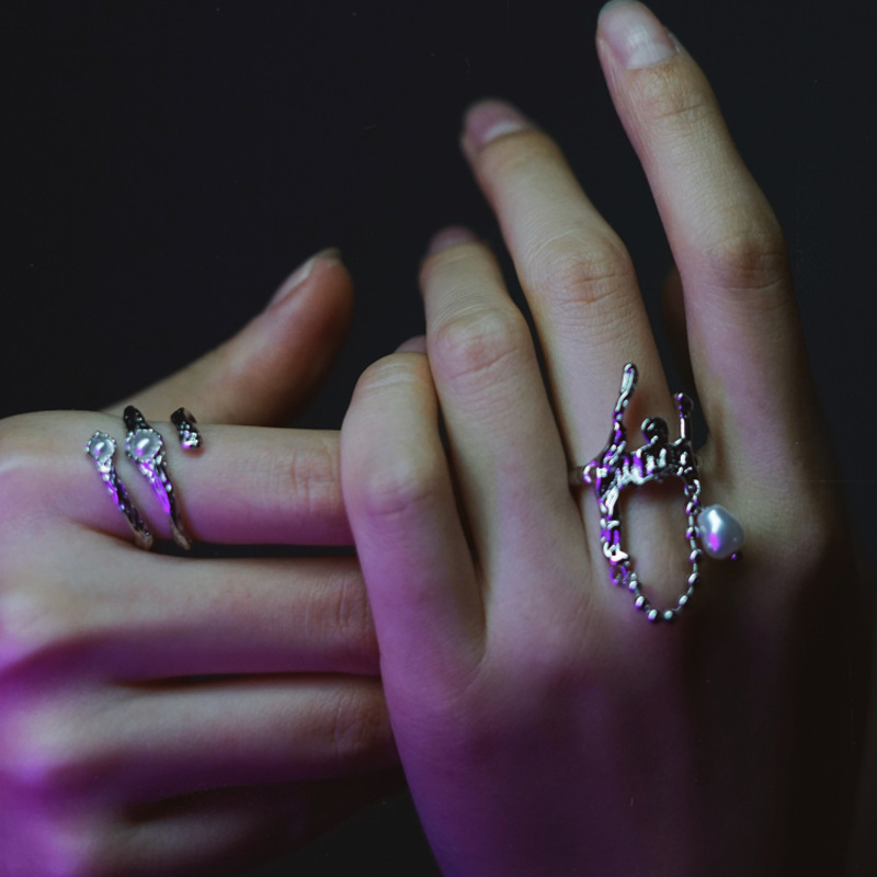 A niche design chain pearl irregular exquisite open ring with a feminine high-end feel, an ins cold and elegant style ring full figure