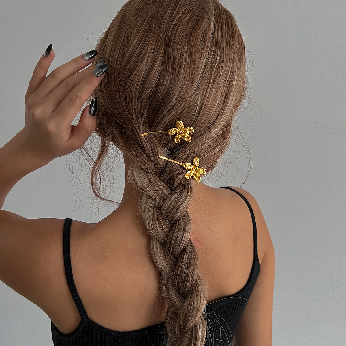 New Instagram-style, retro, niche and high-end hair accessories from Europe and America, braided hair decorations, hair clips with a loop pattern design Application Scenario
