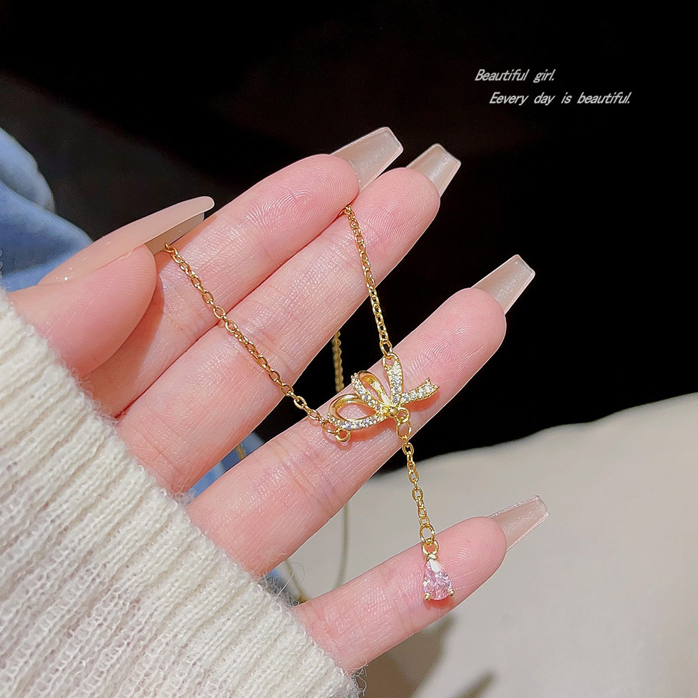A niche design butterfly necklace, a fashionable titanium steel collarbone chain sweater chain worn by a female Korean Internet celebrity, and a personalized accessory Application Scenario