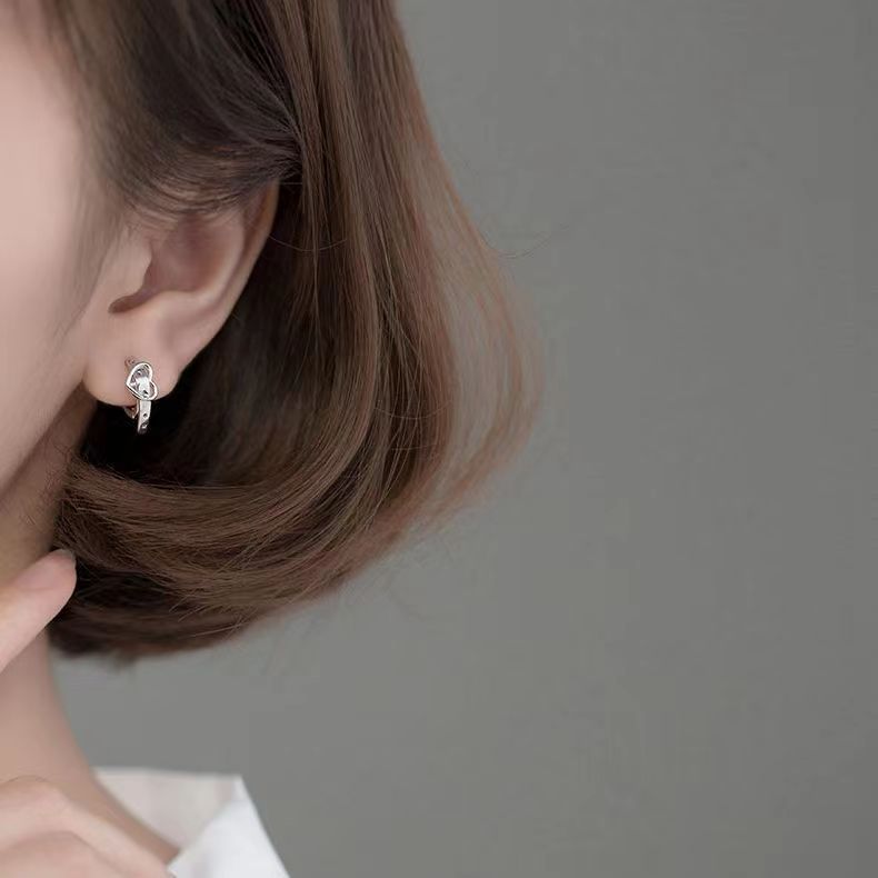 New personalized and trendy heart-shaped belt ear loops and ear clips for women, hip-hop versatile and niche design ear studs, ear loops and earrings for men Specification drawing