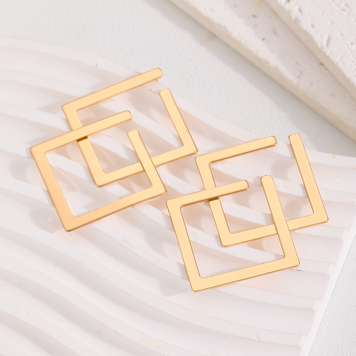 European and American niche design, high-end and versatile square stud earrings, irregular geometric earrings, cross-border women's accessories wholesale Specification drawing
