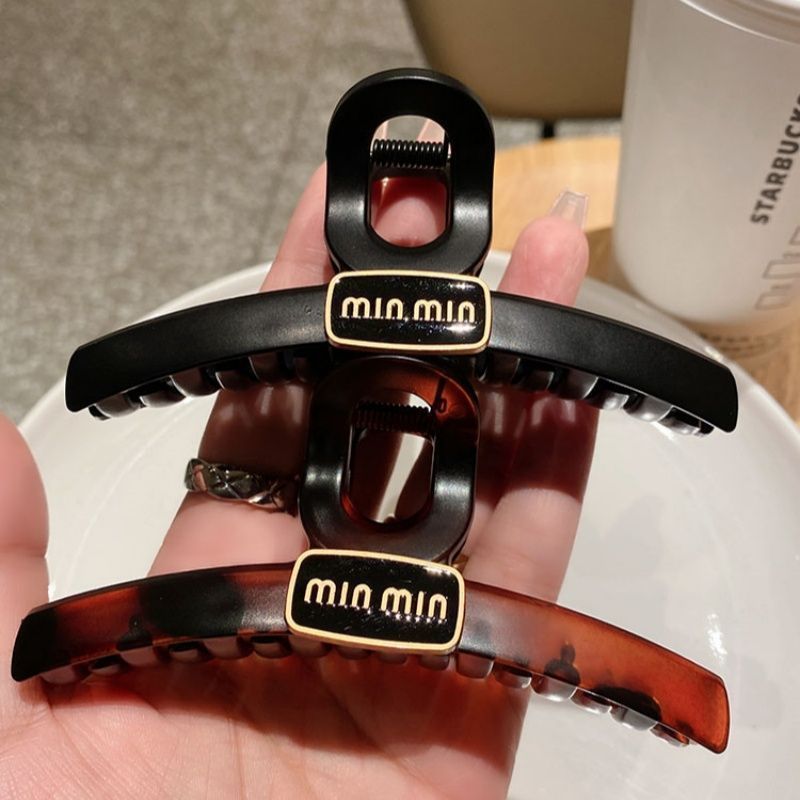 The 2025 new retro black matte gripper, a high-end hairpin at the back of the head, and a stylish shark clip hair accessory full figure