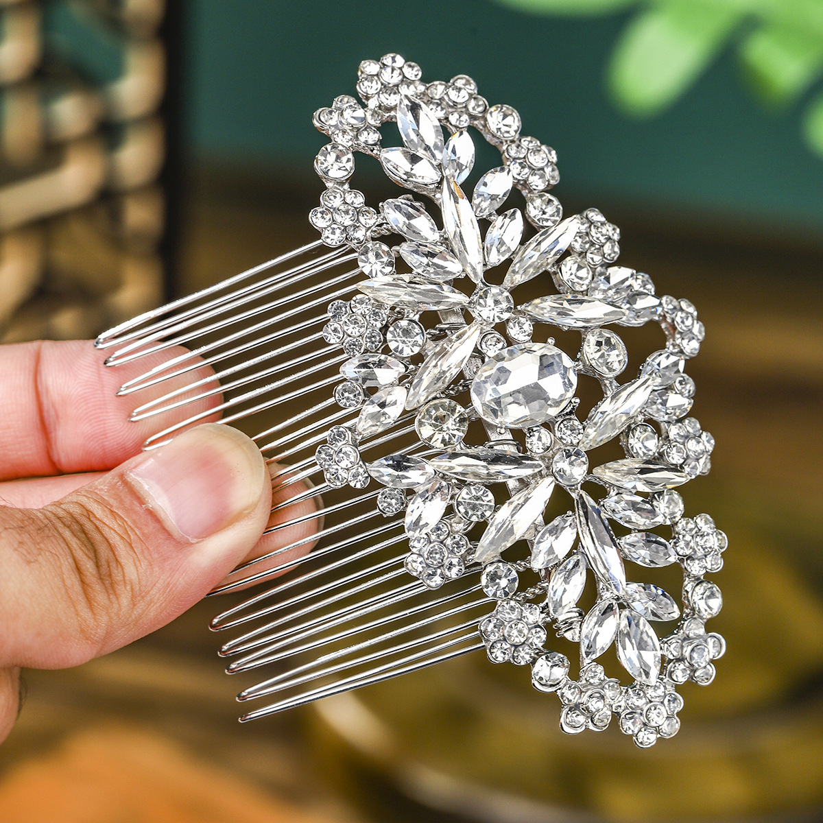 European and American style simple hair comb, alloy rhinestone jewelry, fashionable, luxurious and grand bride headwear, wedding crystal jewelry Application Scenario