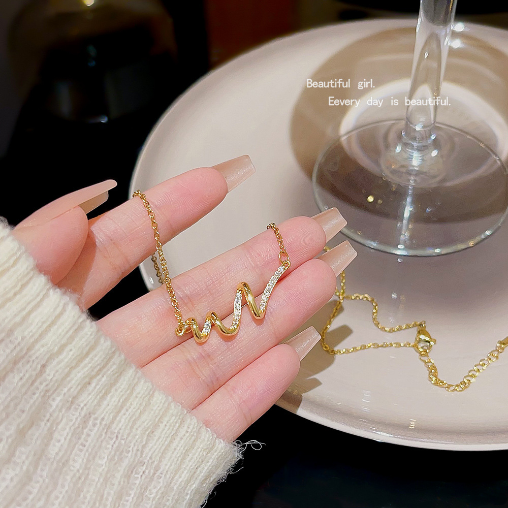 A new Korean Instags-style simple geometric necklace accessory that is versatile for women, a light luxury necklace with a niche design and a collarbone chain Application Scenario