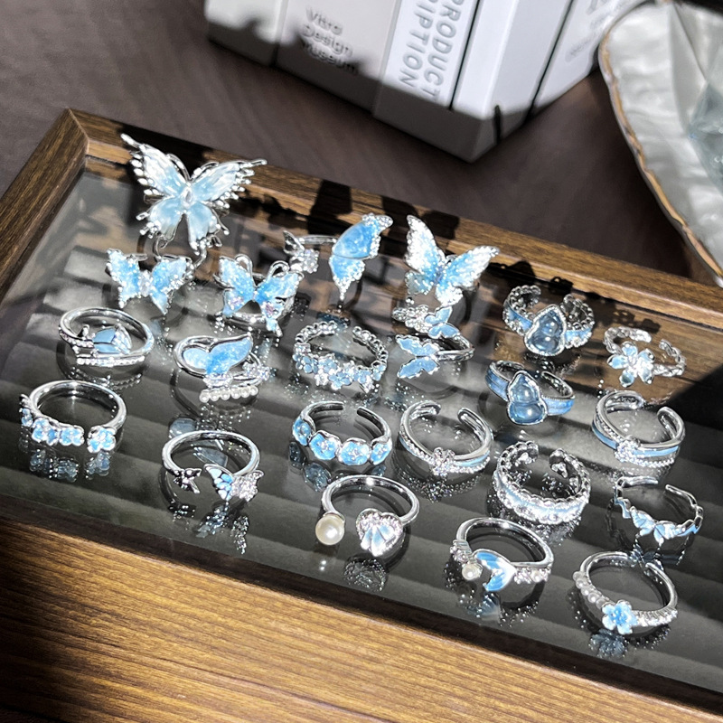 A traditional Chinese style glacier blue gradient with a cool and refreshing liquid butterfly ring, a women's light luxury and cold style sweet and cool fashionable index finger ring full figure