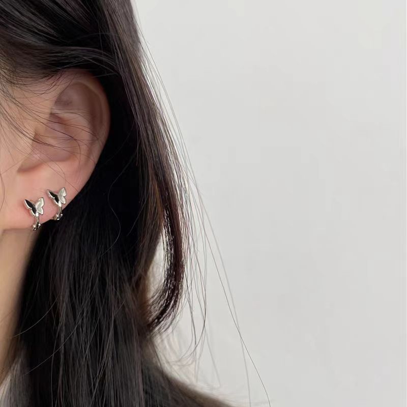 The new butterfly earring earrings feature a niche design for women, exuding a sense of sophistication. They are in an Instagram cool and cool style, with small ear loops and stud earrings details Picture
