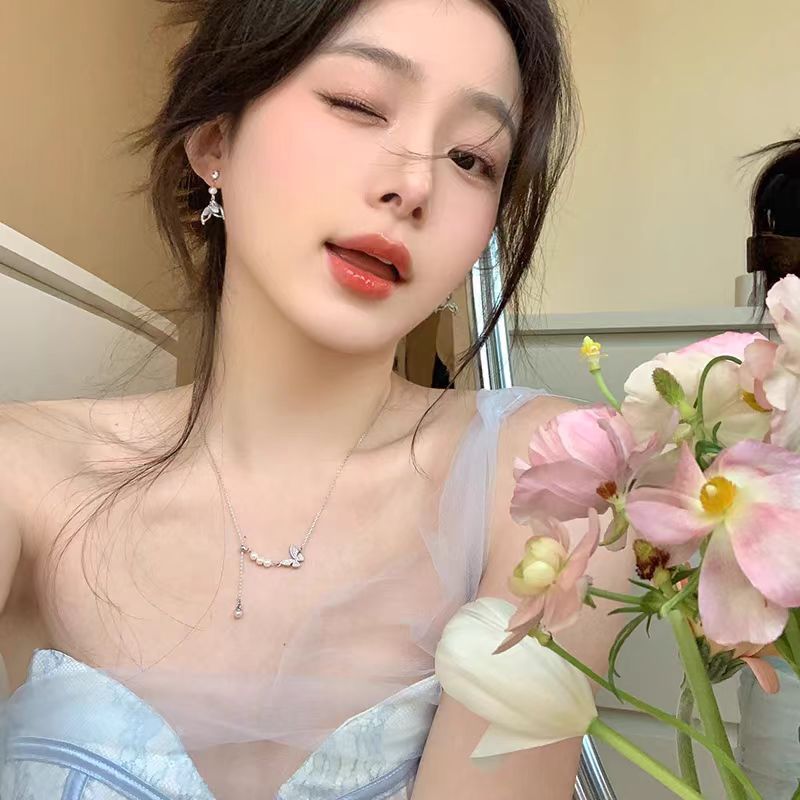 The Ocean series of dazzling fishtail forest-themed ear studs exude a light luxury and high-end charm, with a grand and elegant air. These ear studs are unique and beautiful earrings for women Application Scenario