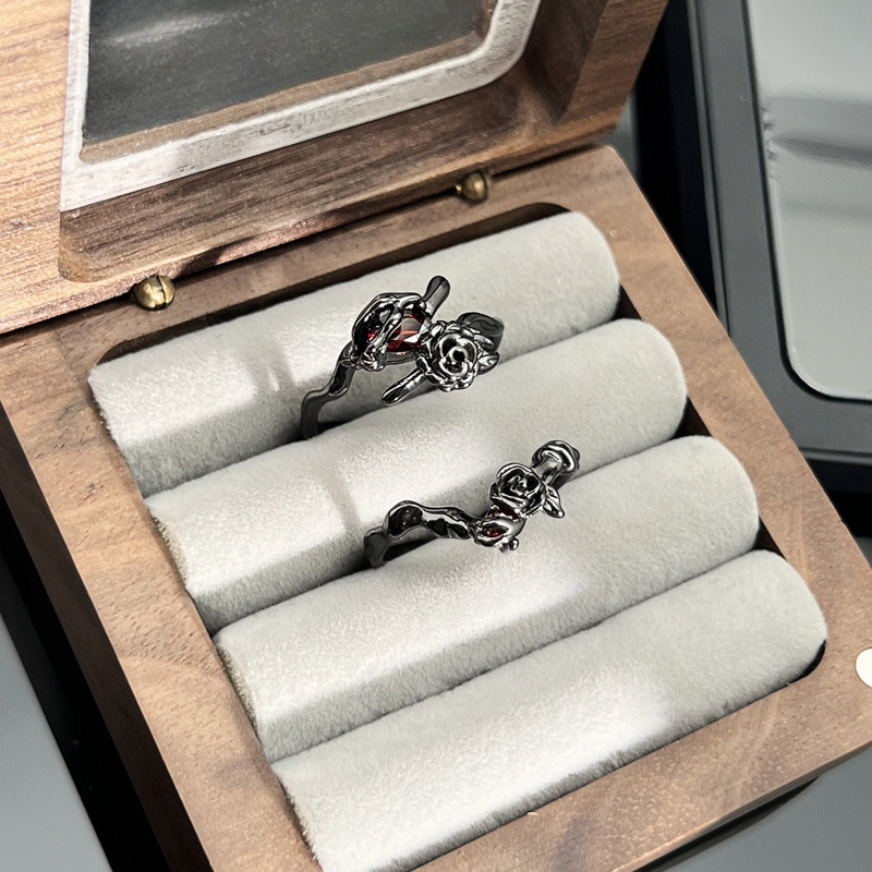 New dark thorn rose open ring for women with irregular and unique texture, sweet and cool punk androgynic style index finger ring Application Scenario