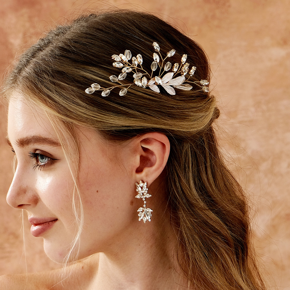 A new Korean bride's hair comb, birthday, wedding, photo shoot and headwear, a versatile and light luxury handcrafted crystal accessory full figure