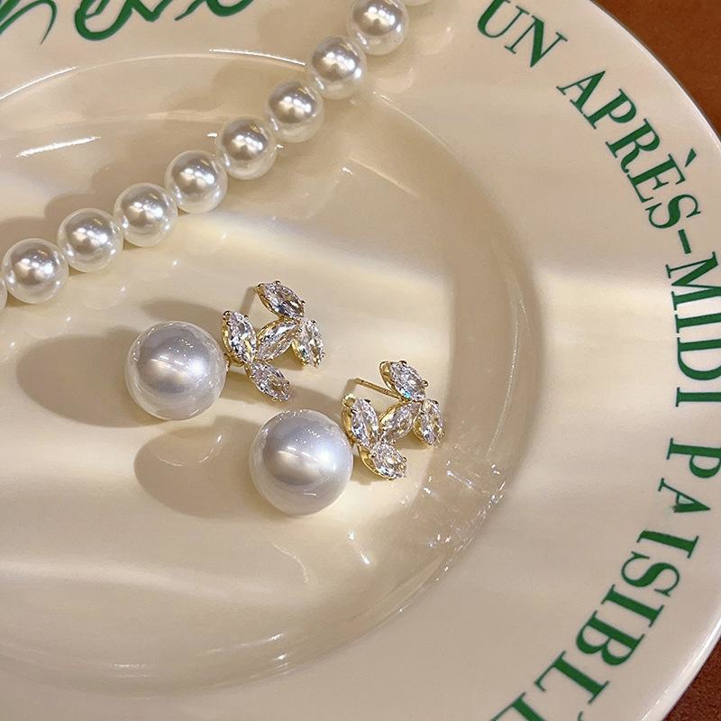 The "Little Chanel Style Double C Imitation Pearl Autumn Earrings" exude a unique sense of light luxury and sophistication. They are a new bestseller in 2025 Application Scenario
