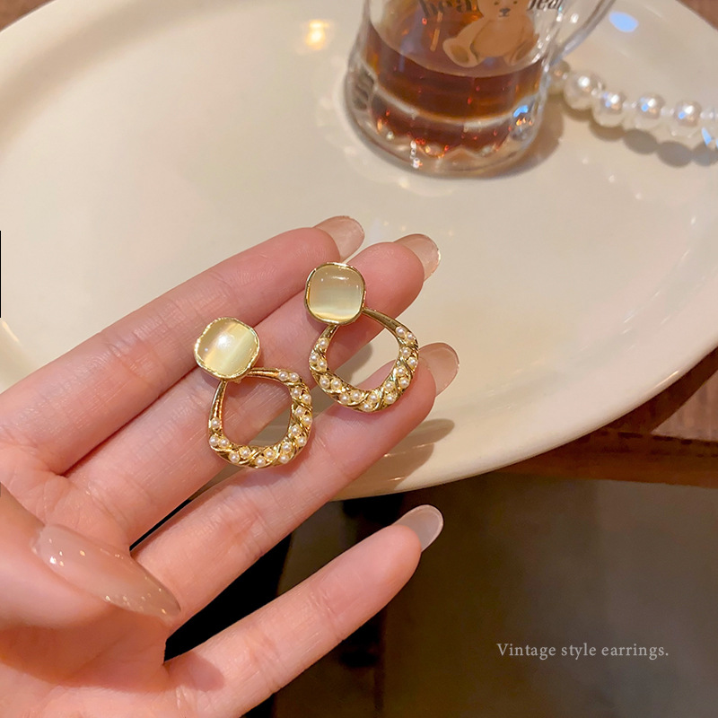 Korean-style cat's eye stone diamond-shaped pearl stud earrings for women, with a light luxury and high-end style, are fashionable, versatile and unique earrings full figure