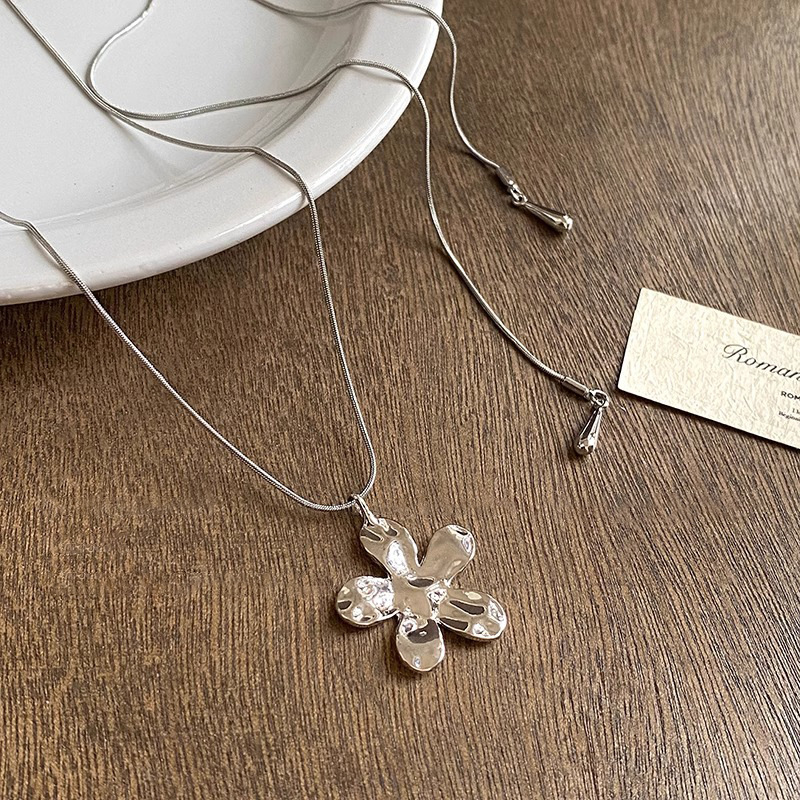 Korean fashion layered silver pleated flower long necklace with a unique design sense for women, pearl collarbone chain sweater chain full figure