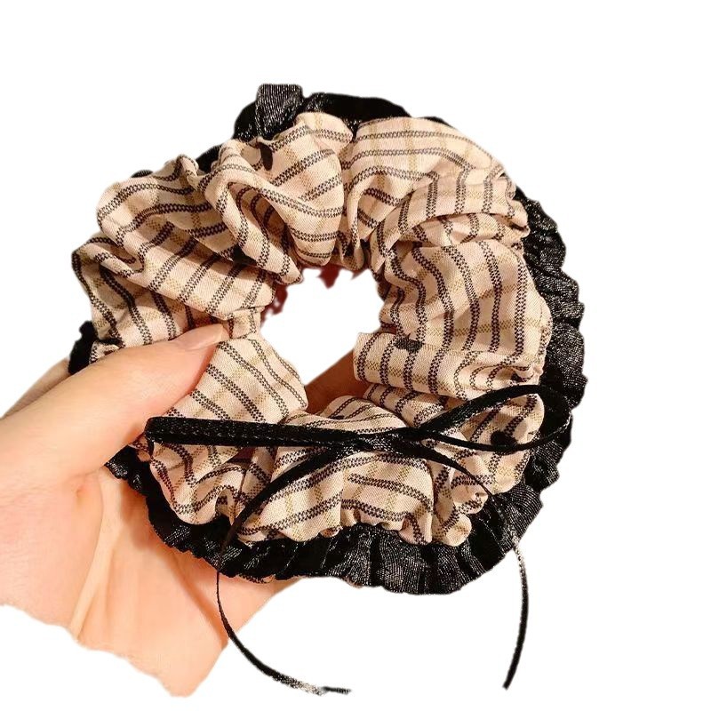 The retro heart-shaped checkered fabric large intestine hair band has a sweet and elegant charm. The bow silk band has a wide edge and pleated large intestine hair band Item Picture