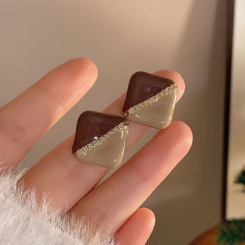 Hong Kong-style retro Maillard coffee-colored earrings, a niche design for women with a high-end feel, are the new best-selling earrings of 2025 Specification drawing