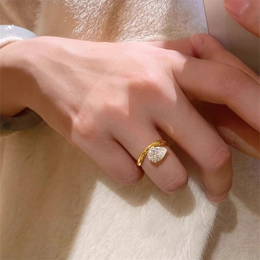 Ins-style golden teardrop zircon ring, a delicate and retro index finger ring for women, with a light luxury and high-end feel, a niche and versatile ring full figure