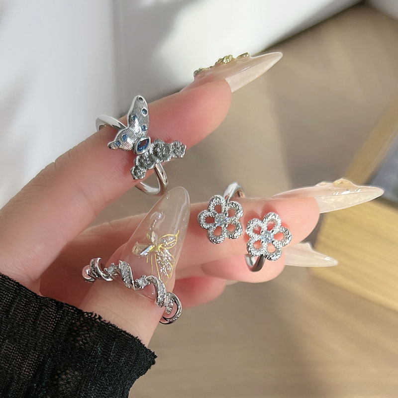 Old money style simple and exquisitely carved flower ring for women, retro blue diamond butterfly, individual, light luxury, high-end fashion ring full figure