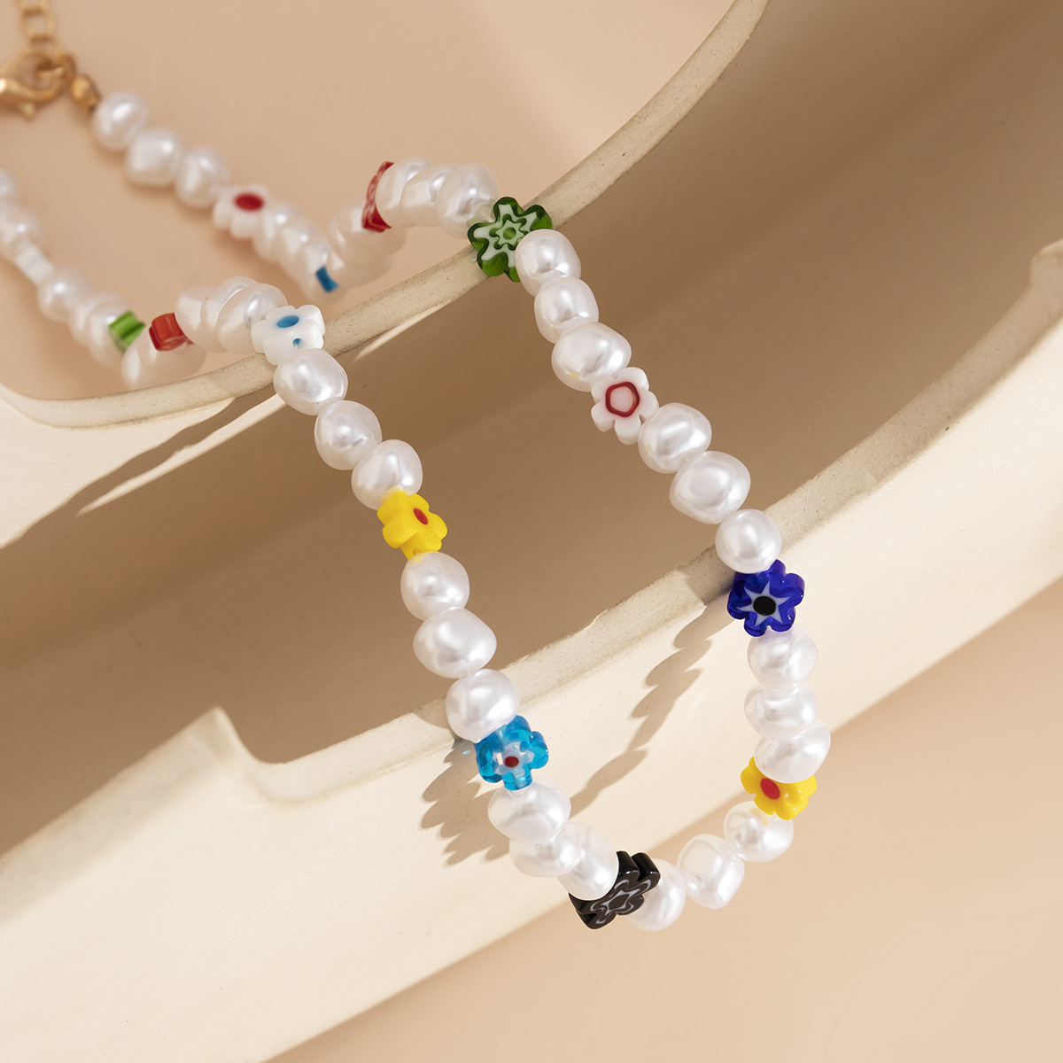 European and American cross-border jewelry, Bohemian ethnic versatile beaded collarbone chain, sweet and simple glass flower necklace Application Scenario