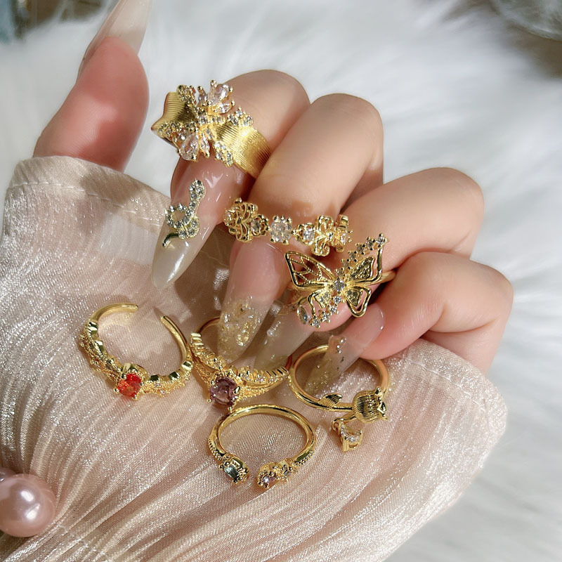 A unique opening ring with a brushed lily of the valley style that has become a bestseller on Xiaohongshu. A woman wears it in layers, exuding a refined and slightly luxurious charm details Picture