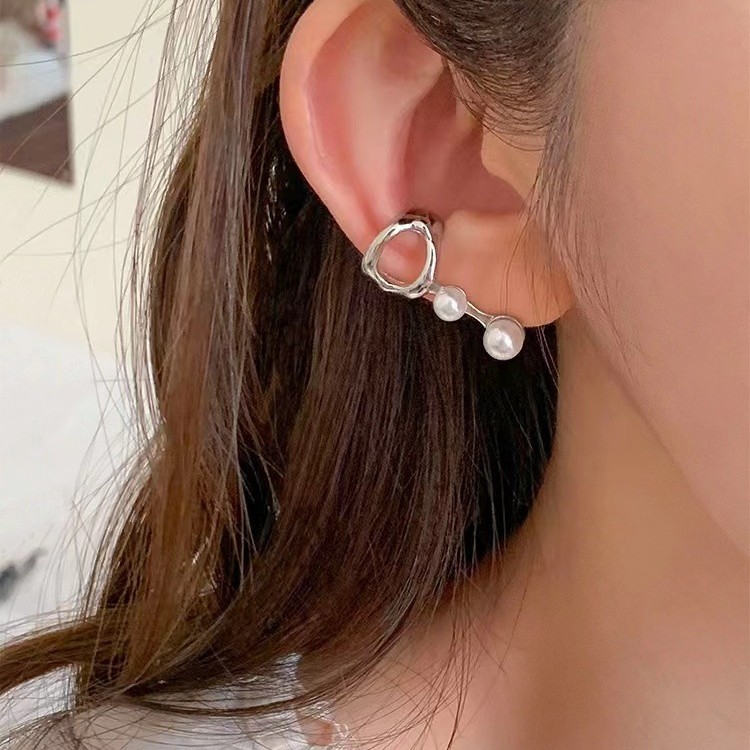 The minimalist and niche design of the lava pearl ear bone clip, a new 2025 bestseller, exudes a high-end and unique sweet and cool vibe full figure