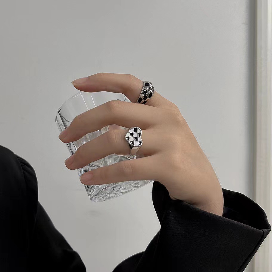 The heart-shaped black and white checkered open-top ring for women on Instagram features a cold, luxurious, and niche design. It's a fashionable and personalized ring trend Specification drawing