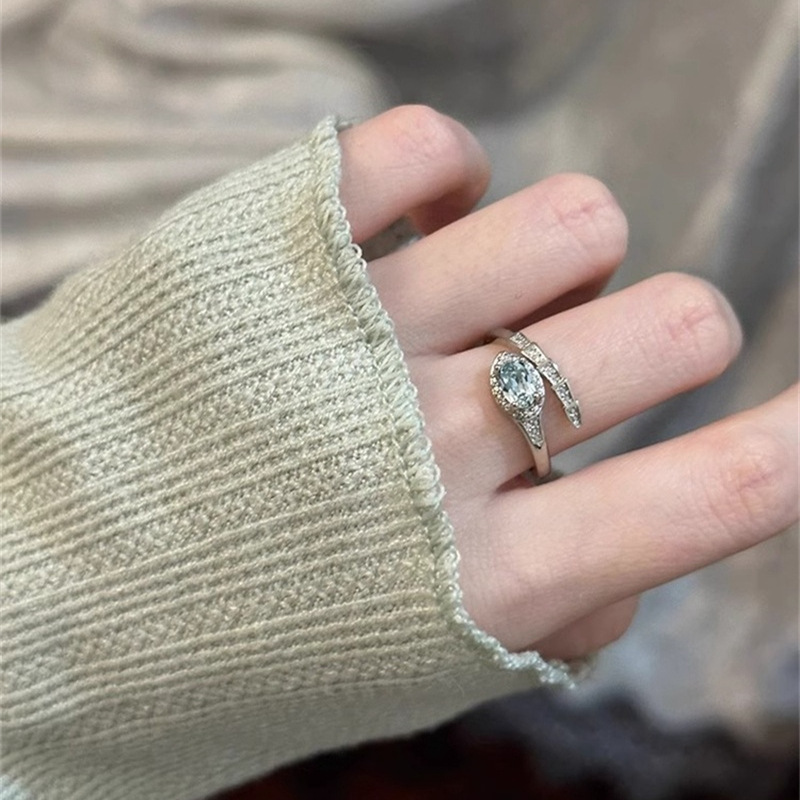 The cold and cool style super glittering zirconium snake ring is a fashionable, light luxury, versatile and high-end design with a unique snake-shaped opening Specification drawing