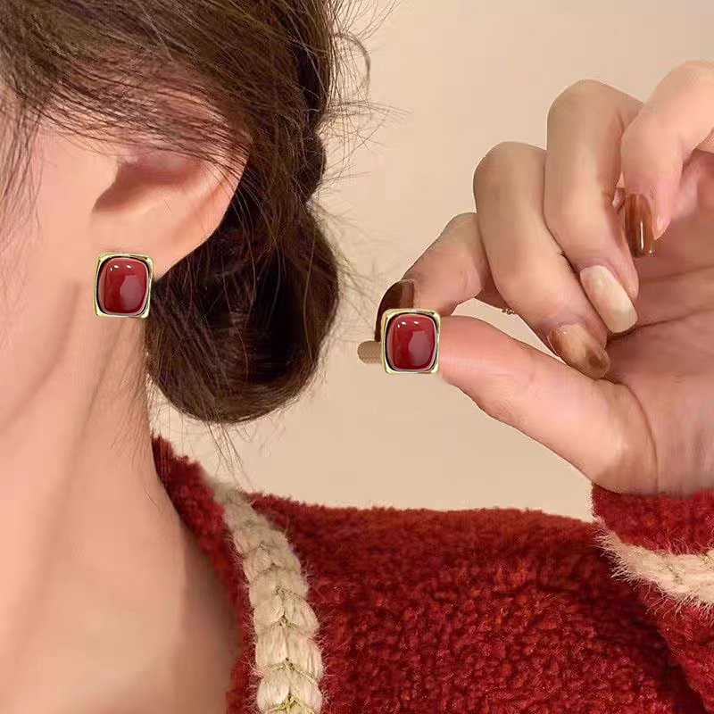 New Spring/Summer 2025 stylish red bean-shaped stud earrings for women, simple and retro, versatile geometric earrings, festive for the New Year full figure