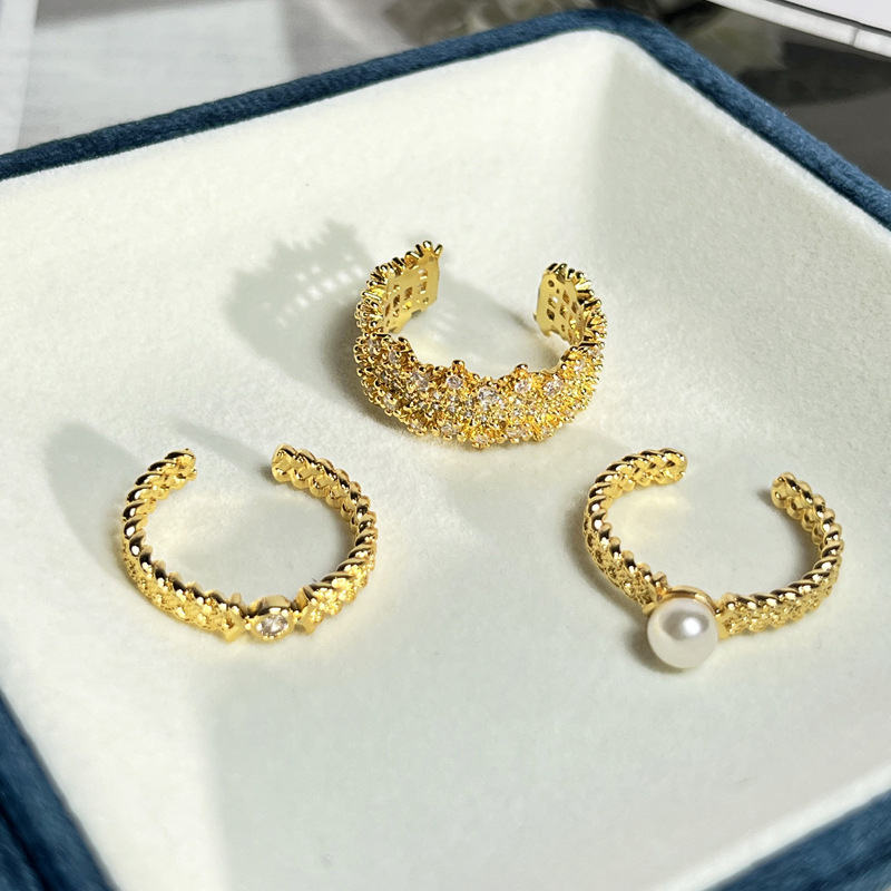 The light luxury starry sky ring is a niche design for women. It features exquisite filigree weaving and a unique, high-end feel. It can be worn in layers as a best friend ring Specification drawing
