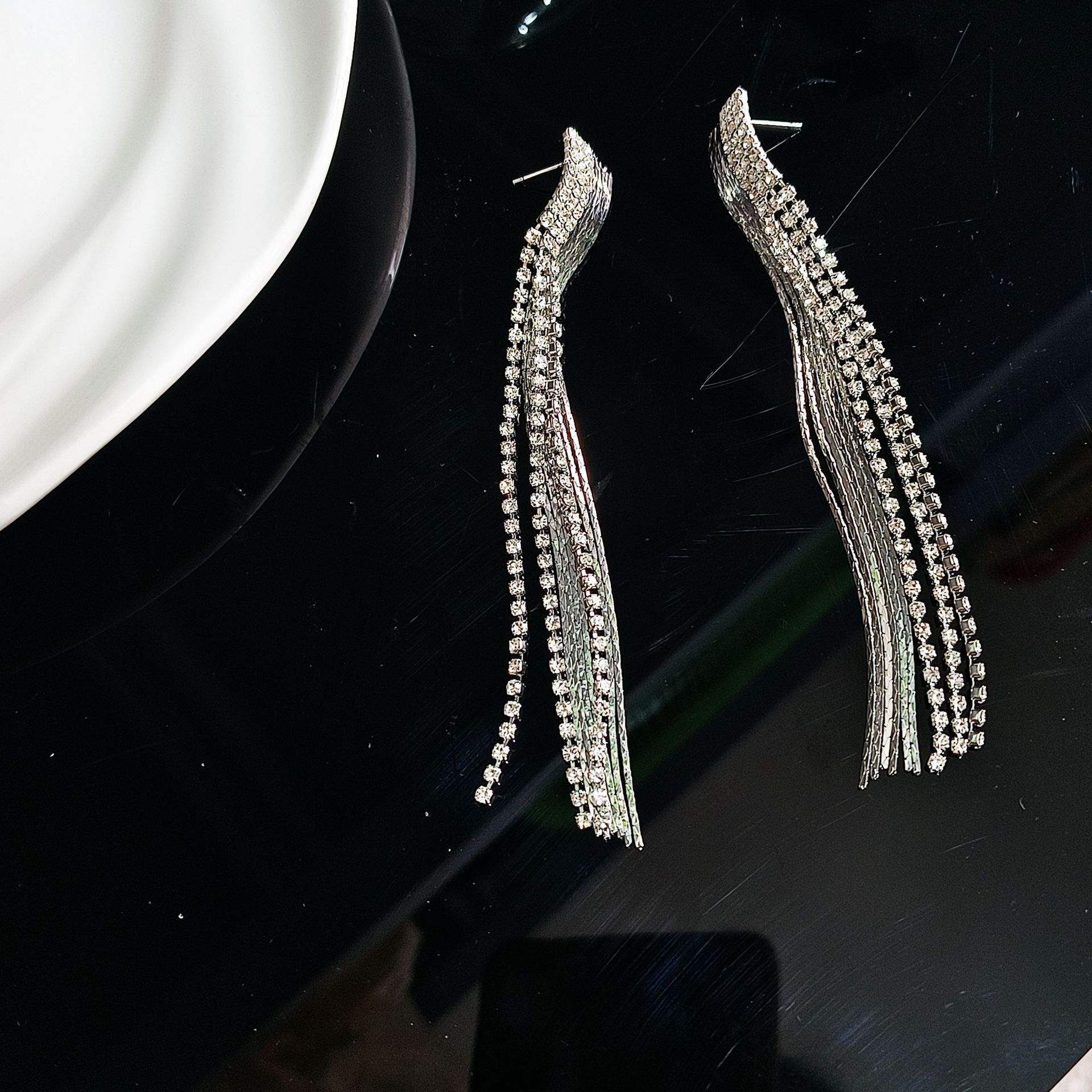 ins trendy long tassel stud earrings for women, light luxury, fashionable, versatile, unique and niche European and American design sense earrings and earrings full figure