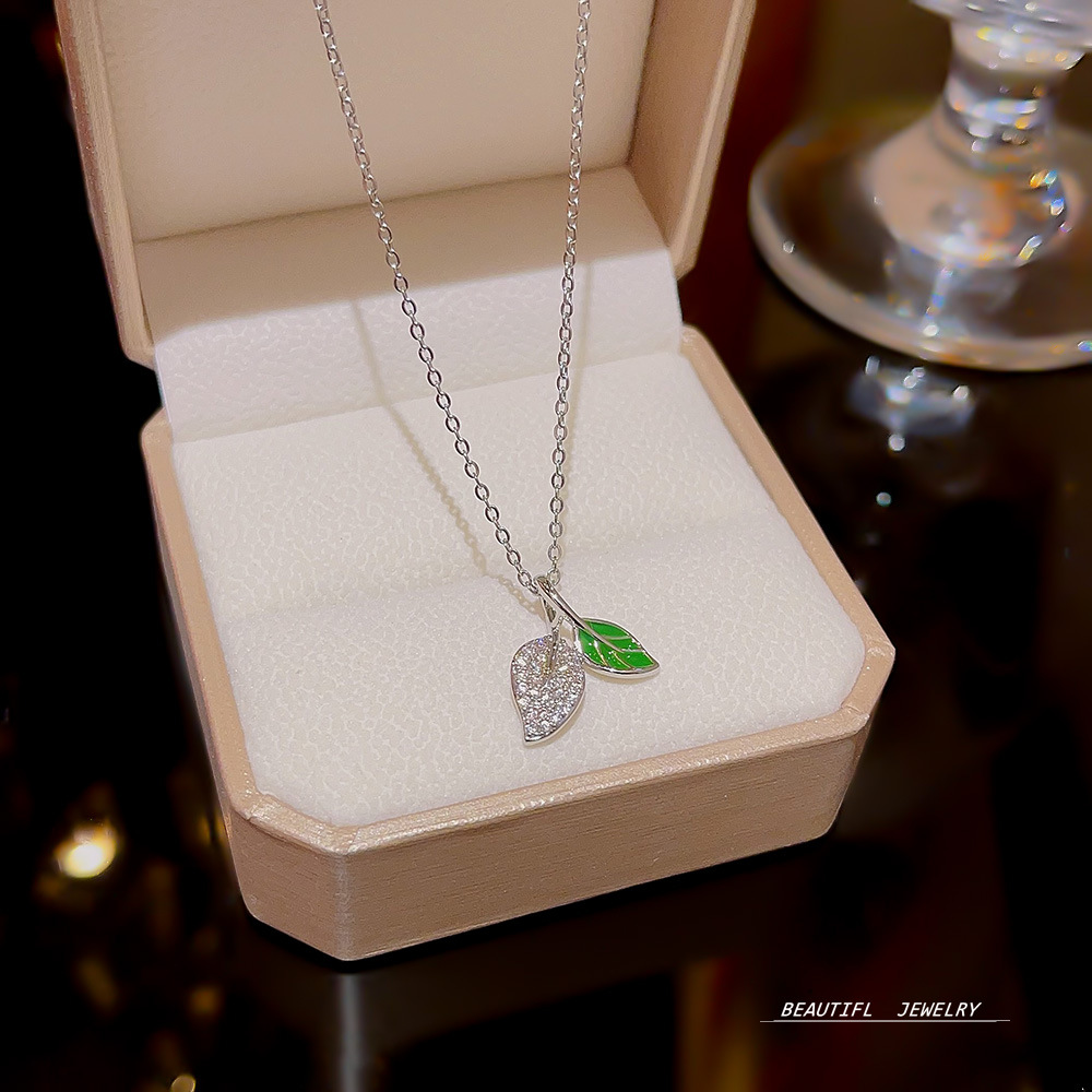 Sweet and fresh leaf necklace, women's light luxury design sense, neckchain, collarbone chain, fashionable accessory, niche Yiwu accessory full figure