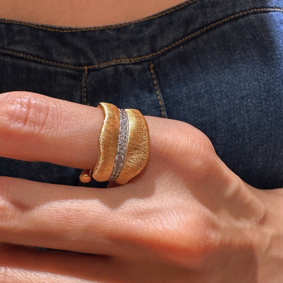 This light luxury retro brushed banana leaf zircon ring features a unique court style design for women, exuding a sense of sophistication and versatility Specification drawing