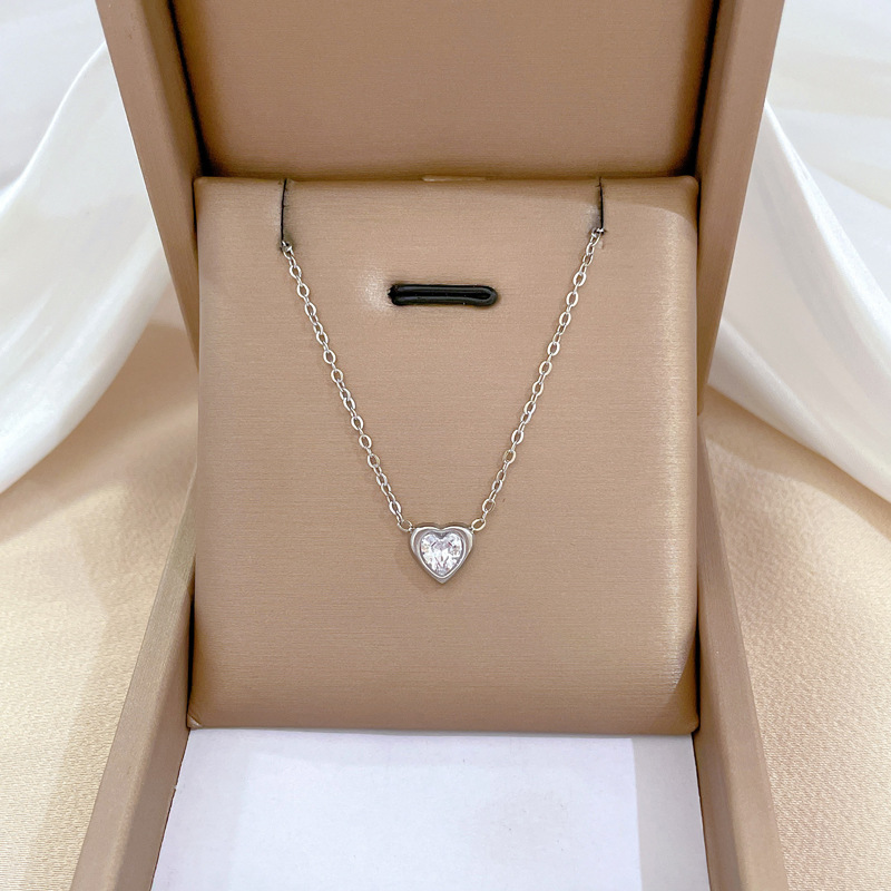 【 All-titanium Steel 】 Cold style, heart-shaped, personalized, minimalist style, real gold necklace inside the furnace, female Instagram influencer collarbone chain Application Scenario