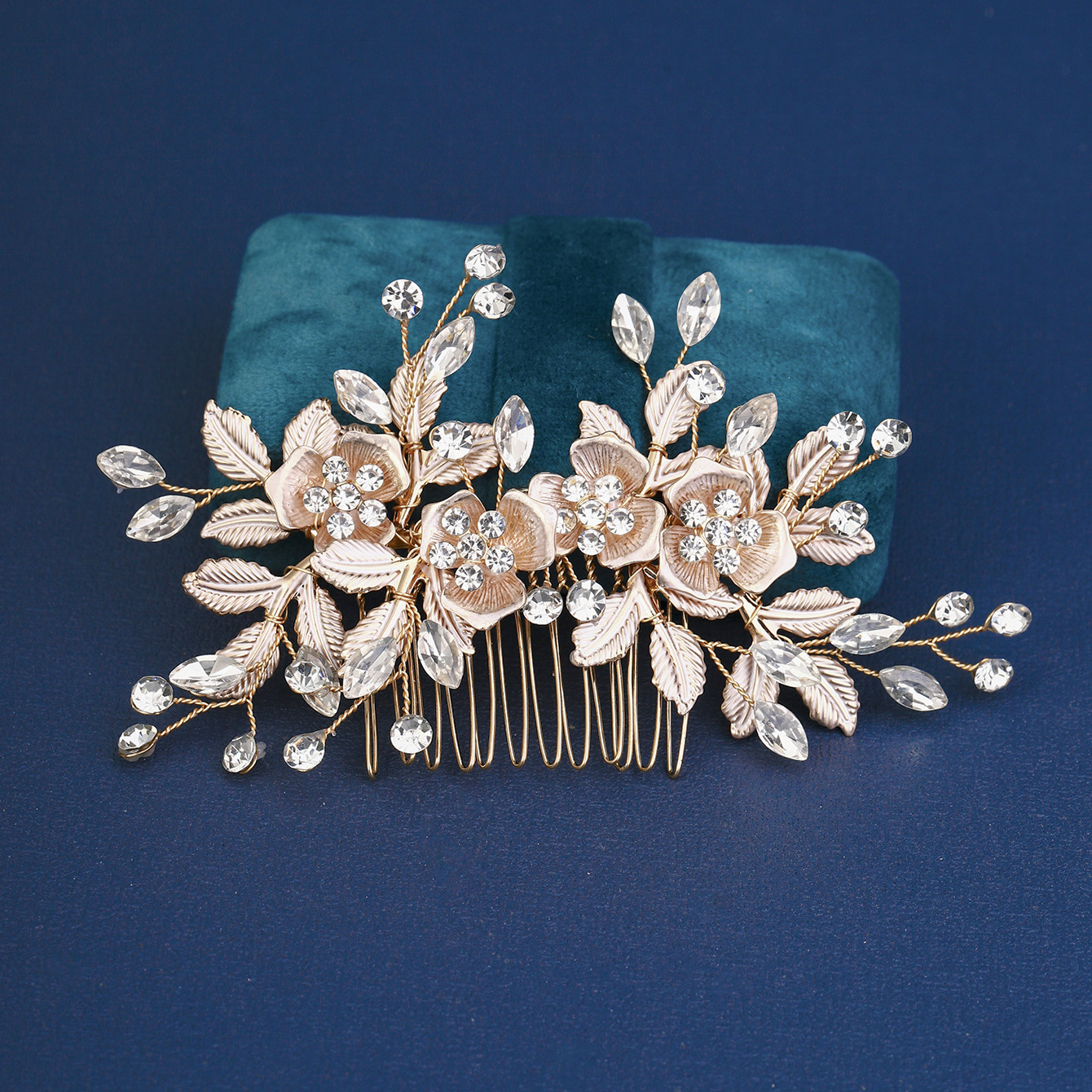 The new Chinese-style Xiuhe bridal hair accessory is a light luxury, versatile and high-end style. It features pearl combs, crystal flower combs and wedding headwear Specification drawing