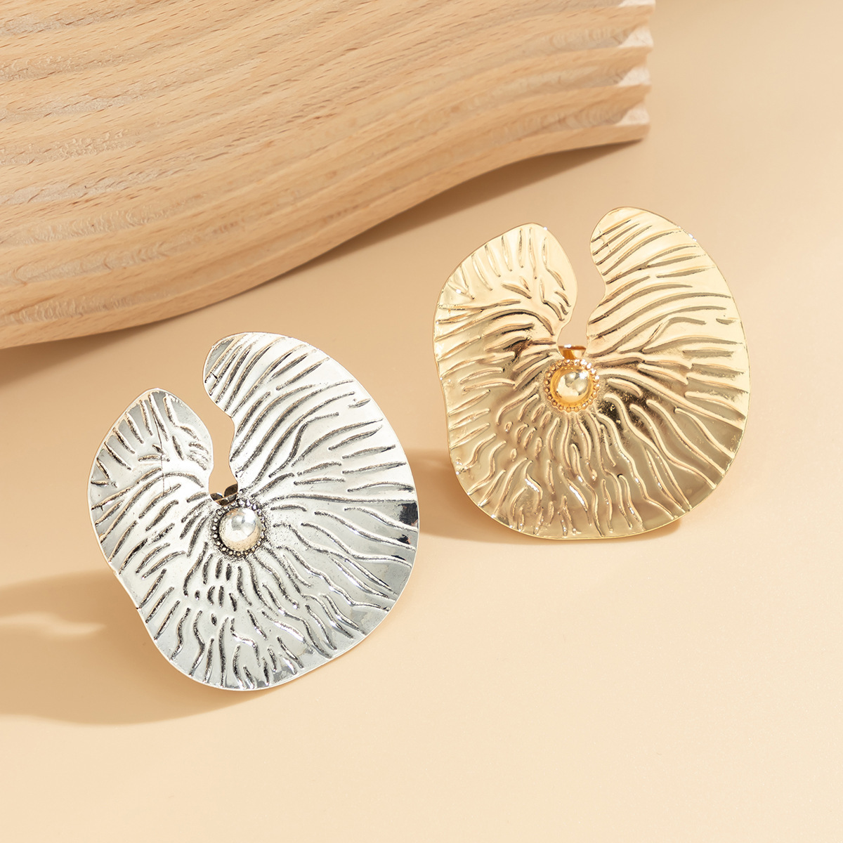 European and American exaggerated punk cyberpunk style metal jewelry, retro lotus leaf large leaf ring Specification drawing