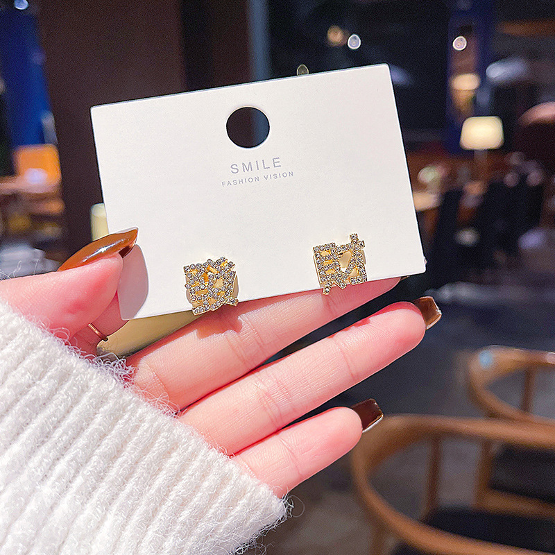"Instant Wealth Earrings, Congratulations and Prosperity Earrings, 2025 New trendy internet-famous earrings, New Year's Date? Theme wealth-attracting earrings. Application Scenario