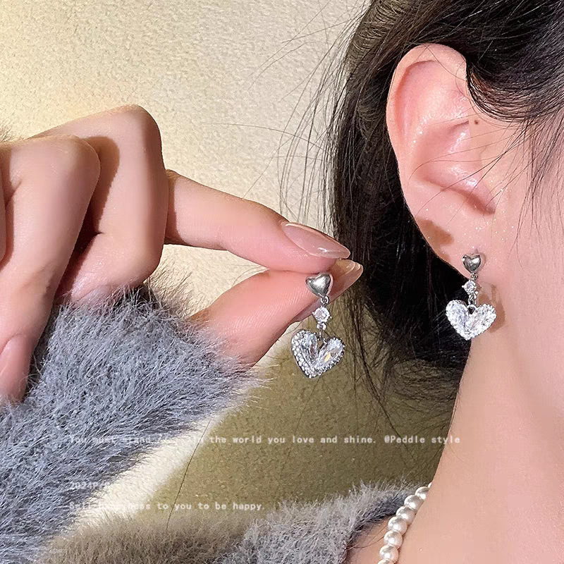 "Heart full of waves!" Zirconium heart-shaped tassel earrings for women, a unique and high-end look, sweet stud earrings, and versatile and elegant earrings full figure
