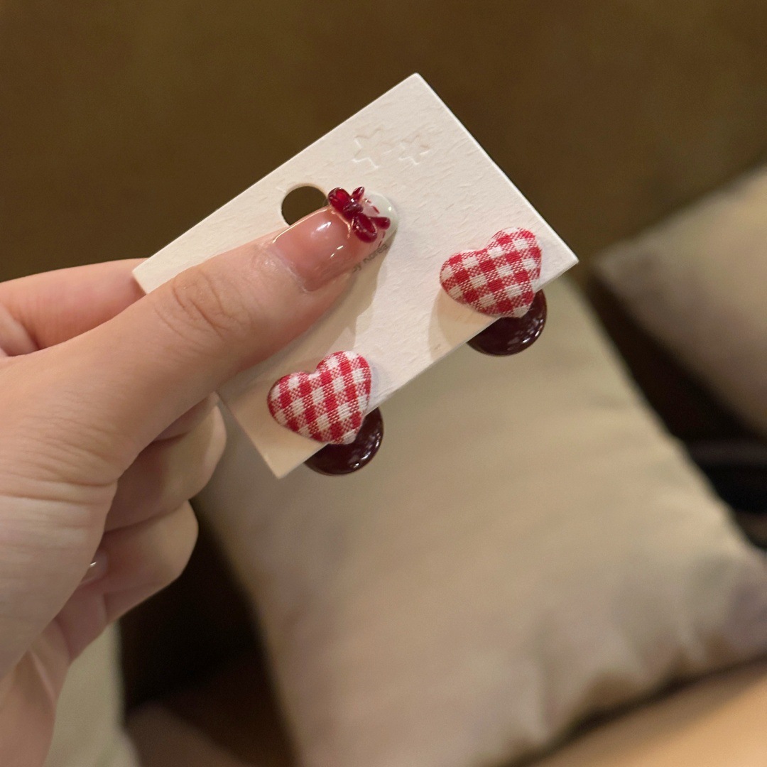 The new autumn and winter Ankela red checkered heart-shaped fabric earrings, with two pairs of earrings in front and back, exude a light luxury and high-end feel. The stud earrings are perfect for women Specification drawing
