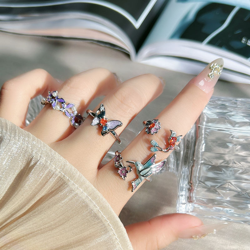 A dynamic and ethereal three-dimensional colorful bird ring for women, a creative and unique sweet and cool butterfly ring with a niche and cold style Application Scenario