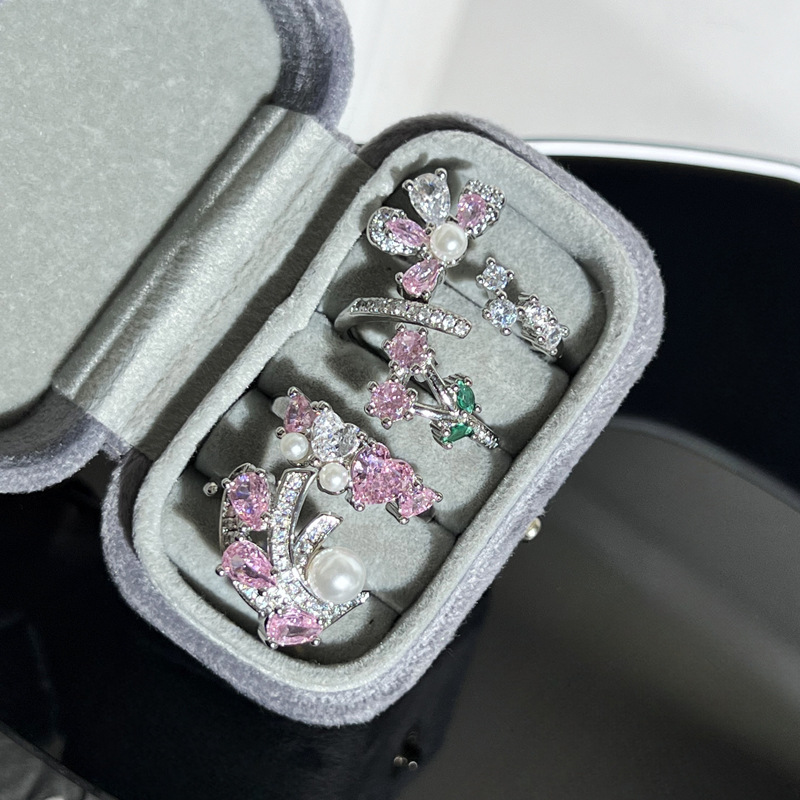 Sweet pink diamond, elegant flower heart, light luxury and high-end feel ring, women's Instagram, cold style, niche design sense ring Application Scenario