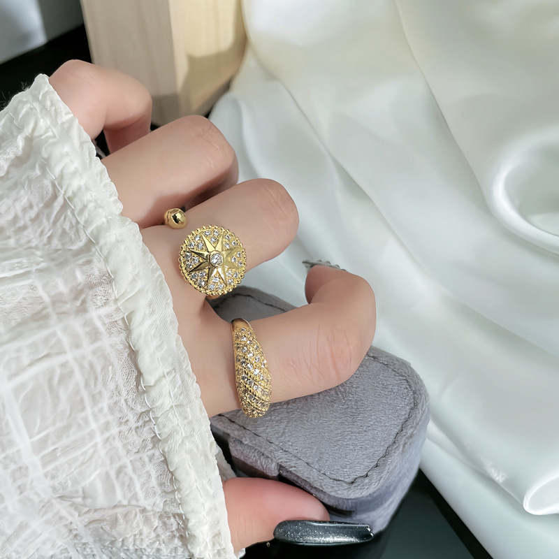 The new retro internet-famous compass star-studded open ring exudes a touch of luxury and sophistication for women. It is an exquisite and versatile ring that can be worn in layers details Picture