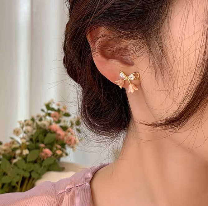 Flower stud earrings for women in autumn and winter, with a unique design sense, high-end and light luxury earrings. Forest-themed fairy beauty earrings, elegant and noble lady earrings Specification drawing