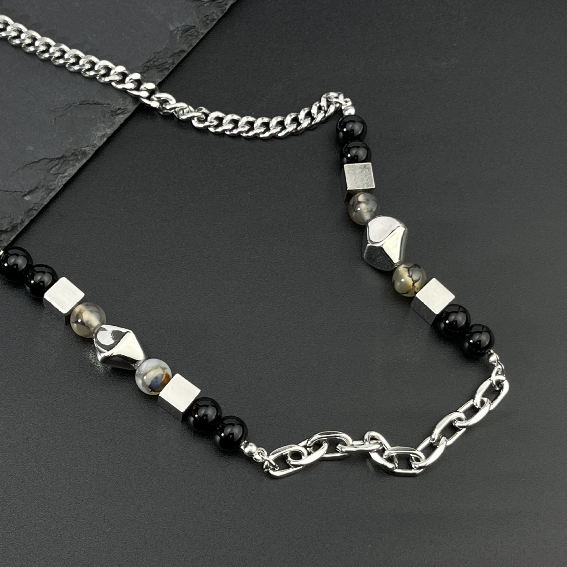 Wholesale of new hip-hop style square beaded titanium steel necklaces from Europe and America, which are niche, simple and individual Specification drawing