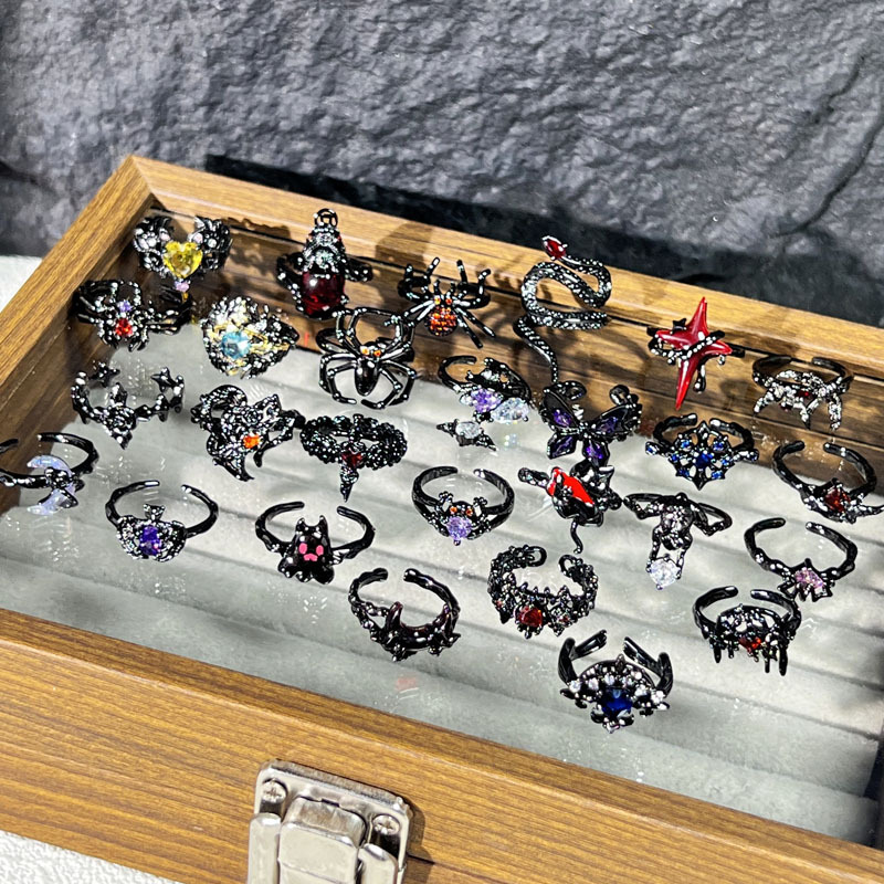 Halloween-themed dark atmosphere ghost spider personality ring, gender-neutral punk niche cool ring details Picture