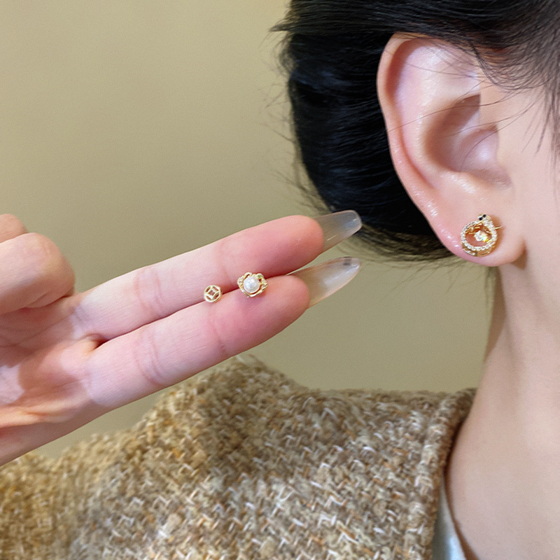 Exquisite diamond-encrusted mini snake three-pair stud earrings for women, light luxury and high-end pearl earrings, trendy bestsellers Application Scenario