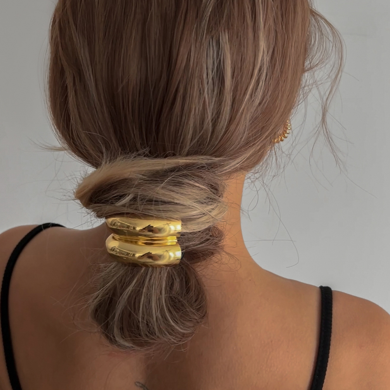 European and American cross-border headwear, alloy electroplated hair bands, hair accessories wholesale, high-end feel, ins smooth U-shaped black leather band hair ties Application Scenario